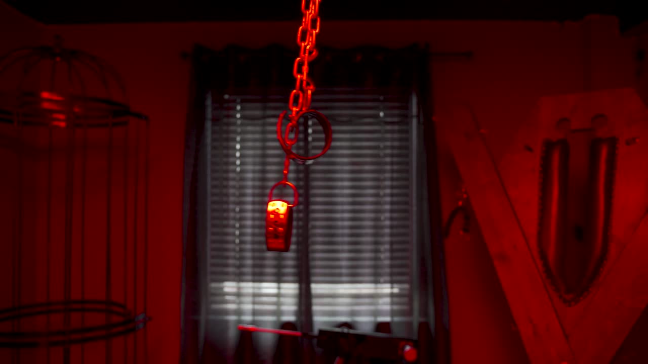 esclavitud y esposas pervertidas y jaula de pájaros en una habitación roja