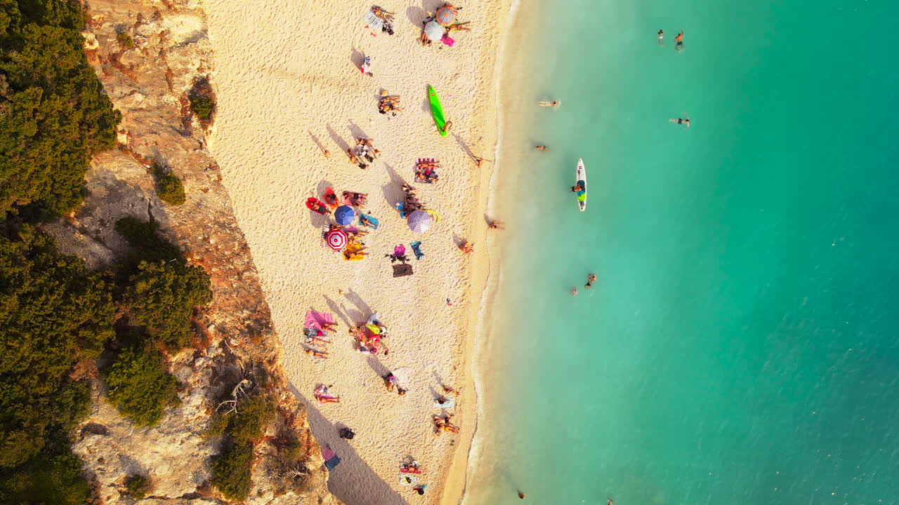 Persone sulla spiaggia nell'isola di Zante, Grecia