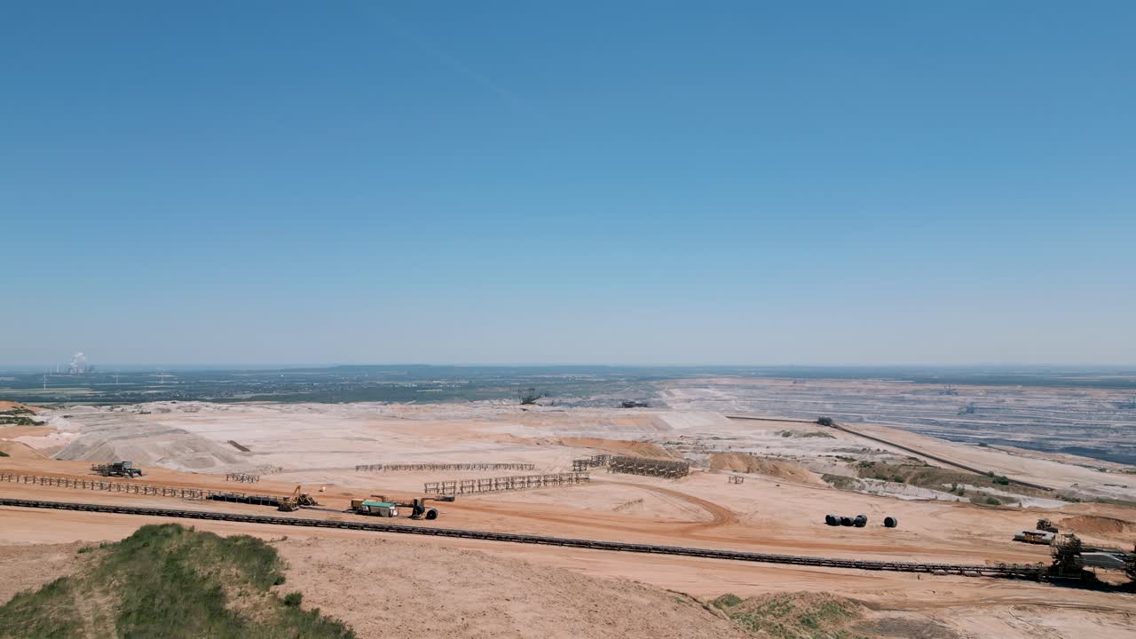 tagebau hambach - 독일 서부의 석탄 채굴 구덩이, 북쪽 라인 베스트팔렌 - 무거운 기계와 많은 컨베이어 벨트가 있는 대형 구덩이의 드론 새 보기