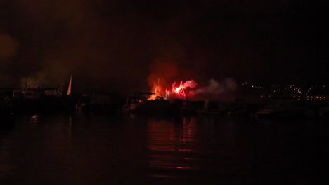 llamas en el puerto deportivo por la noche