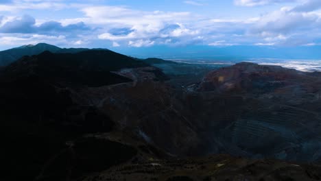 mina de cobre de kennecott o bingham al anochecer - inclinación hacia arriba revelación aérea al crepúsculo