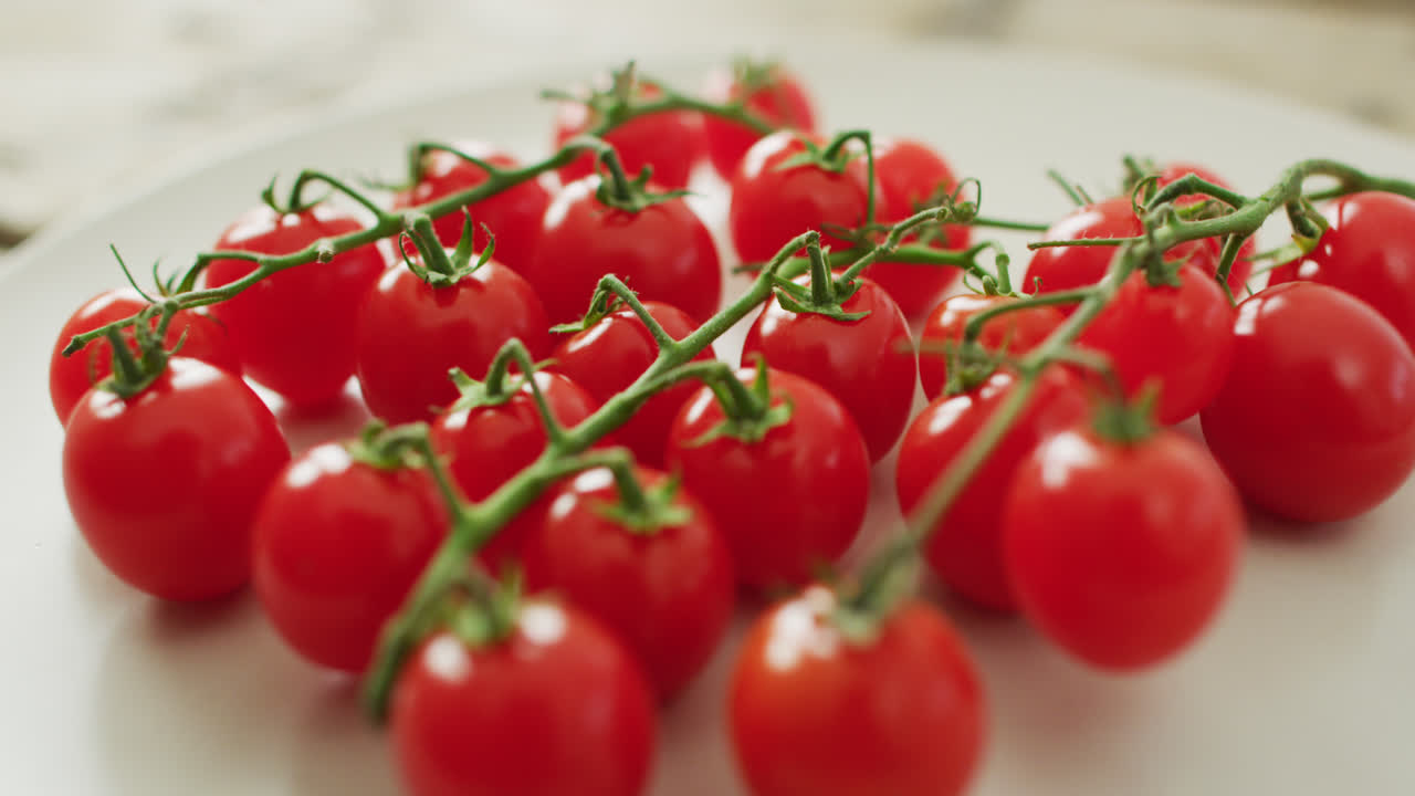 나무 배경 위에  ⁇  접시에 신선한 체리 토마토의 비디오