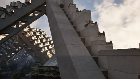 paisaje urbano futurista con edificios de hormigón