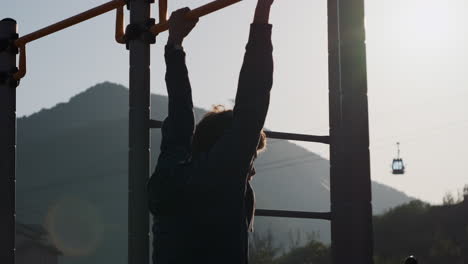 hombre haciendo pull-ups en un gimnasio al aire libre
