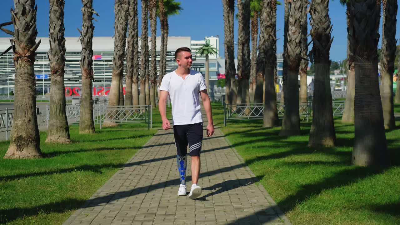 공원 에서 고 있는 인공 다리 를 가진 사람