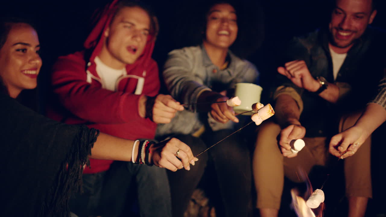 친구들이 마쉬멜로를 고 있습니다.