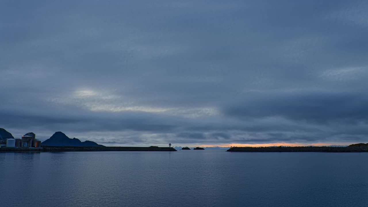 이른 아침 에 바다 를 바라보는 풍경