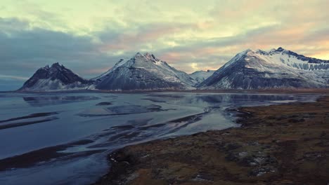 montañas nevadas contra el cielo del atardecer
