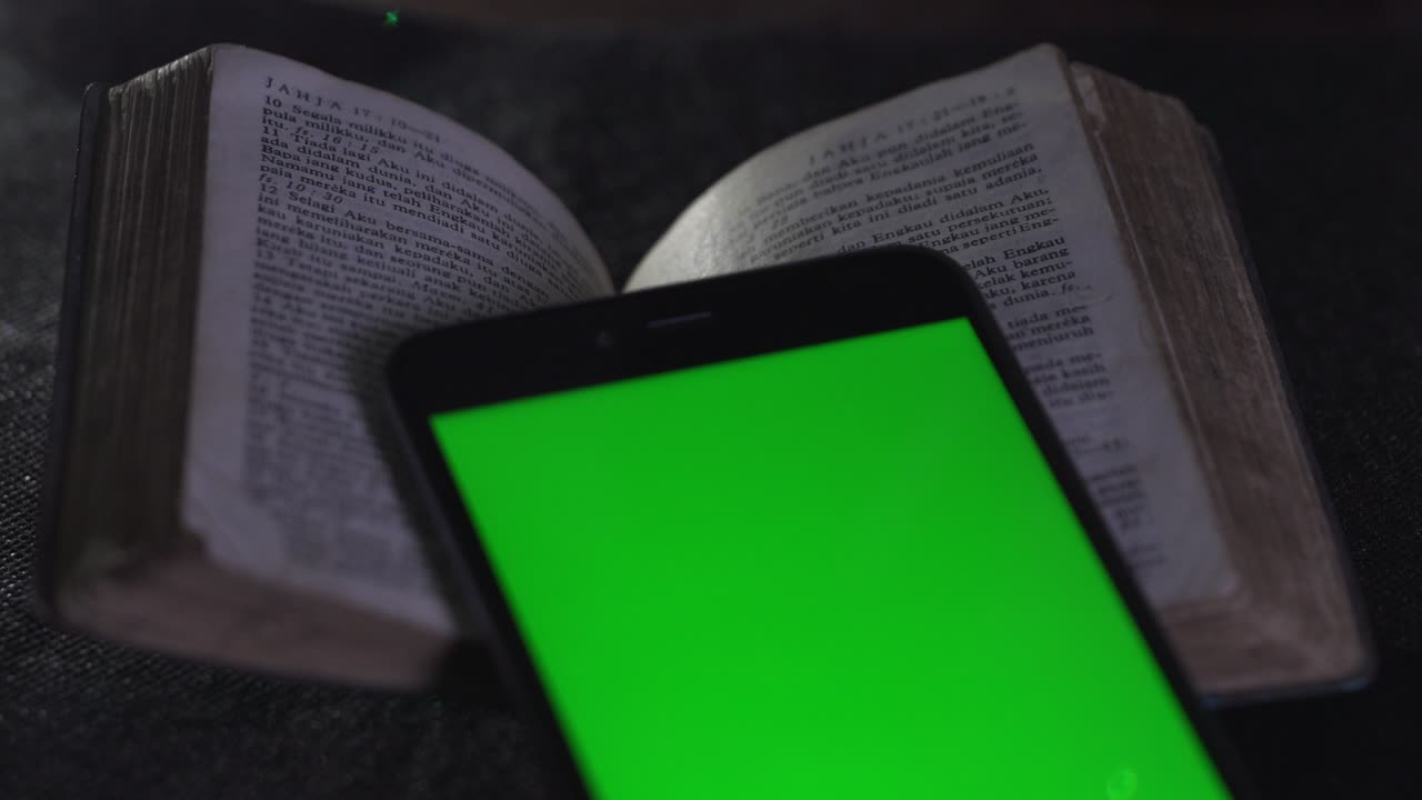 Vecchia bibbia tascabile e smartphone