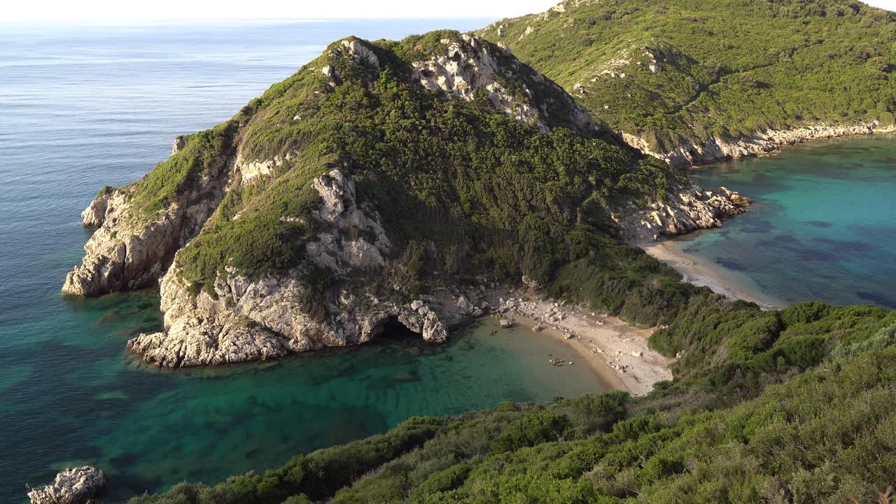 toma panorámica suave de porto timoni en la isla de corfú