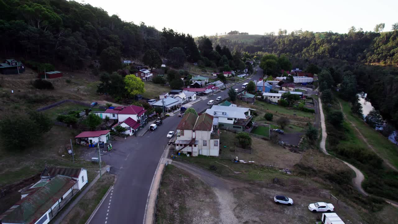 antena baja a lo largo de derby main st sunset, tasmania, australia