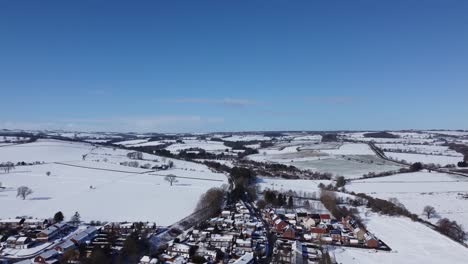 Drone-Vuela-Sobre-La-Nieve-Del-Invierno-En-El-Campo-Del-Condado-De-Durham-En-Las-Colinas