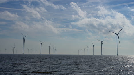 Campo-De-Turbinas-Eólicas,-Lockshot,-En-El-Lago-Ijssel-De-Los-Países-Bajos,-Europa