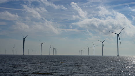 campo de turbinas eólicas, lockshot, en el lago ijssel de los países bajos, europa