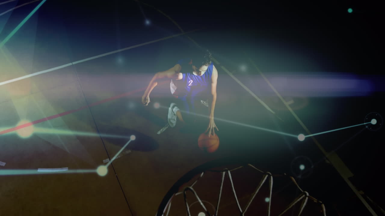 animación de redes de conexiones sobre jugador de baloncesto masculino biracial en el gimnasio