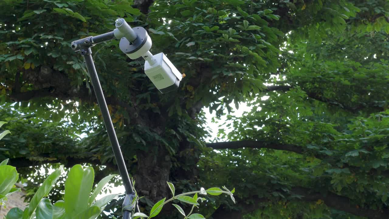 보안 카메라가 울타리를 고 있습니다.