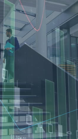 procesamiento de datos estadísticos contra dos hombres de negocios caucásicos bajando las escaleras en la oficina