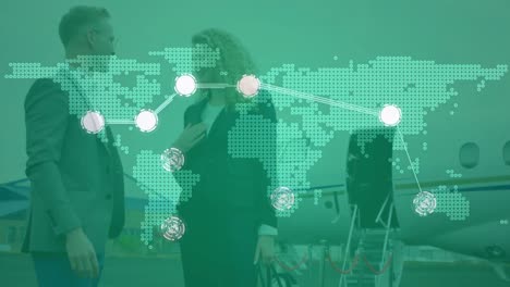 animación de puntos conectados, mapa sobre diversos empresarios hablando y de pie contra el jet privado