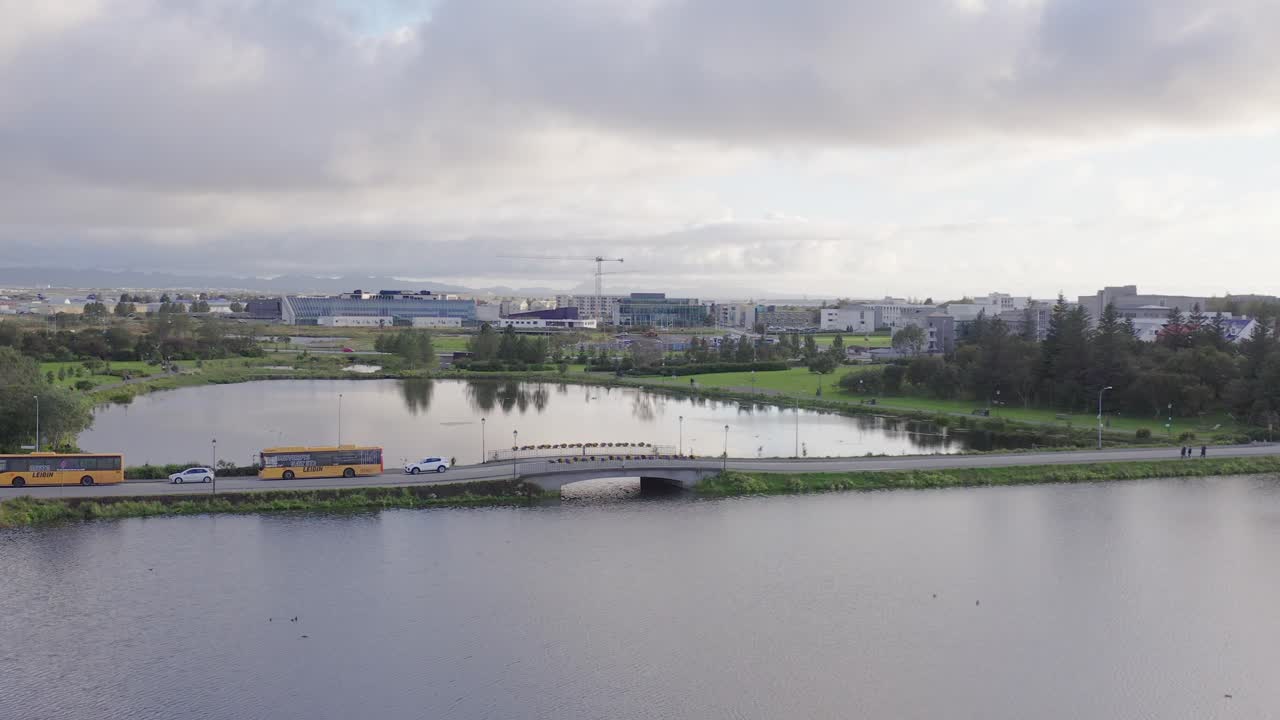 lago tjörnin en la capital reykjavik durante la tarde tranquila, luz solar de ensueño