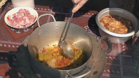 toma en cámara lenta de los ingredientes para un curry que se agita en una olla en una clase de cocina khmer en camboya