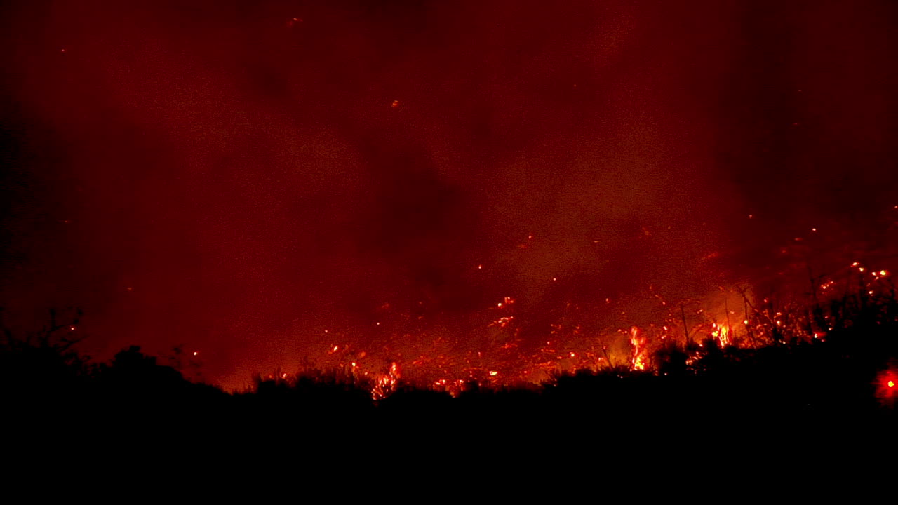 벤추라와 산타바바라 캘리포니아 3 근처의 101번 고속도로 위 언덕에서 밤에 토마스 화재가 타오릅니다.