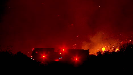 El-Fuego-De-Thomas-Arde-Por-La-Noche-En-Las-Colinas-Sobre-La-Autopista-101-Cerca-De-Ventura-Y-Santa-Bárbara-California-3