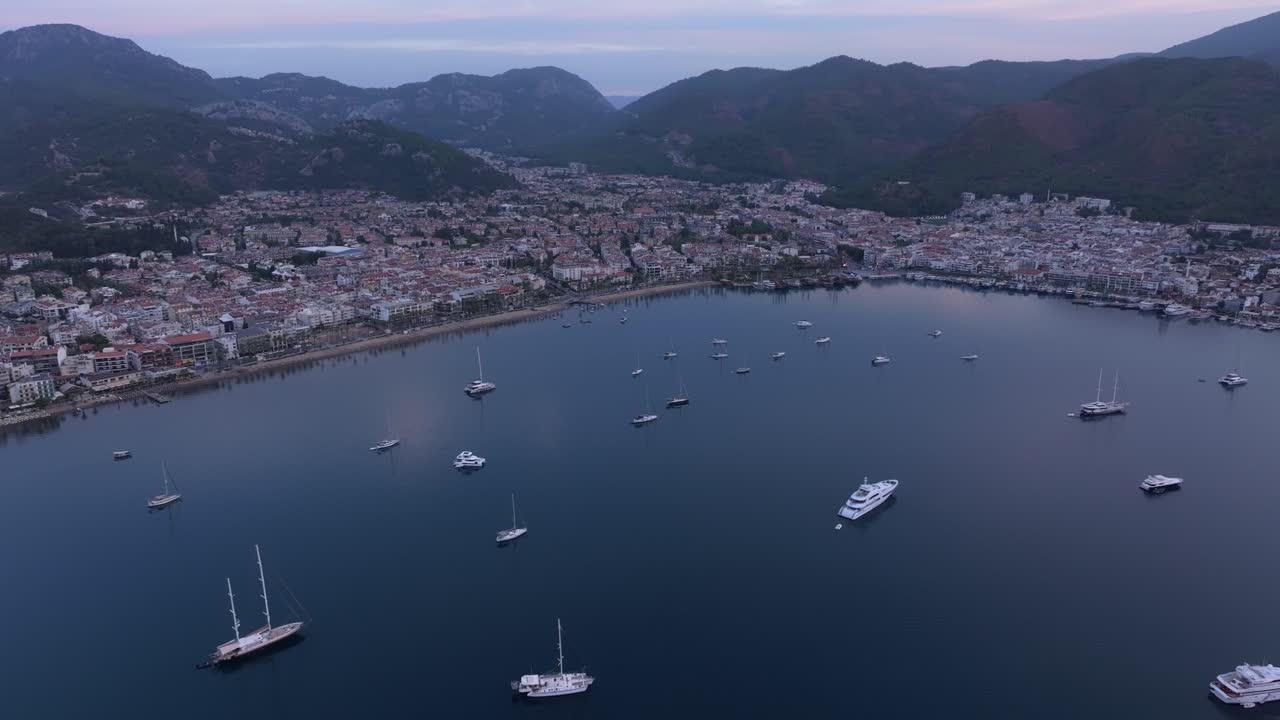 Veduta dall'alto dell'alba sul porto turistico di Marmaris e delle barche ancorate, Turchia
