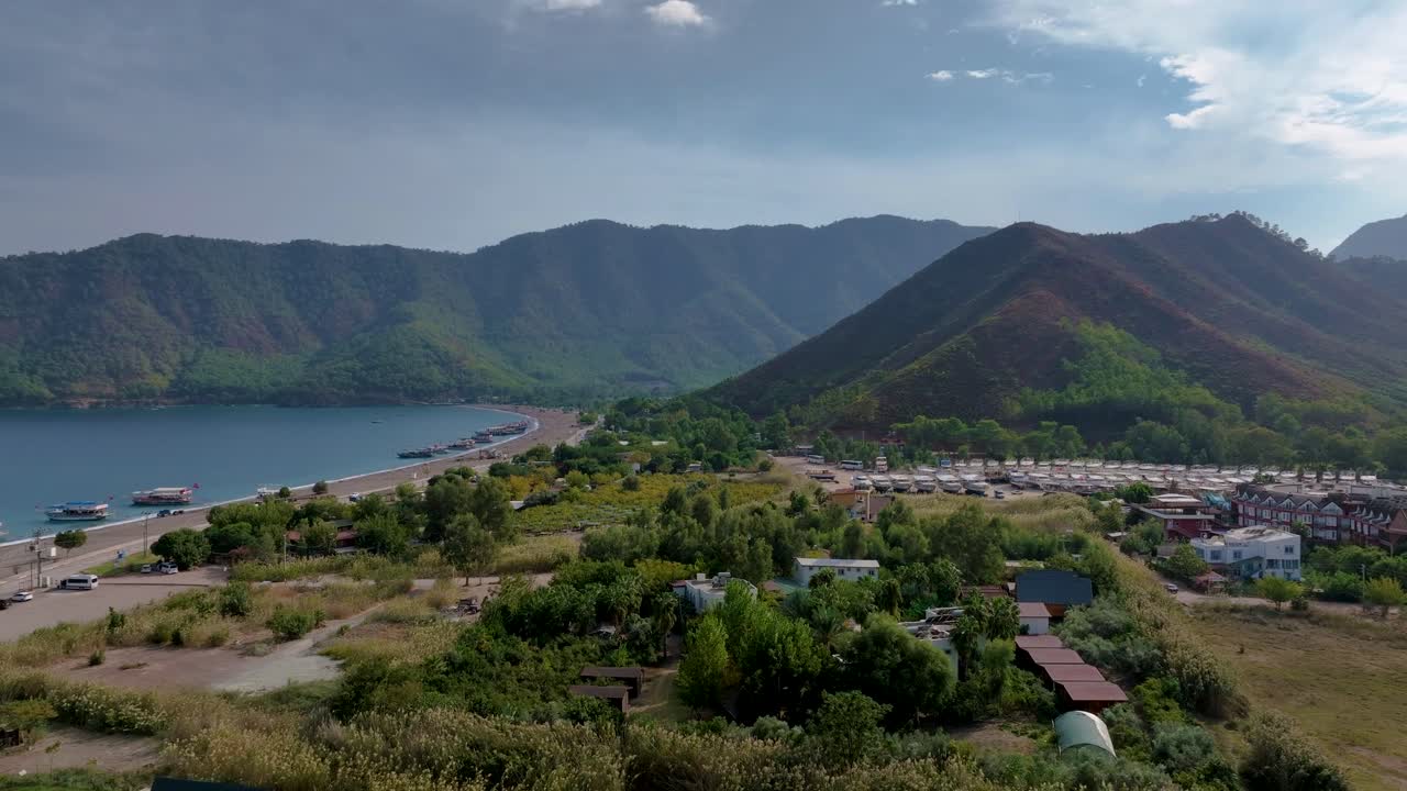 complejo costero en turquía con montañas y agua