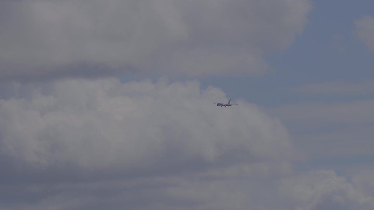 구름 인 하늘 을 날아다니는 비행기