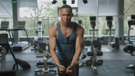 vista frontal de un hombre afroamericano atlético en el gimnasio.