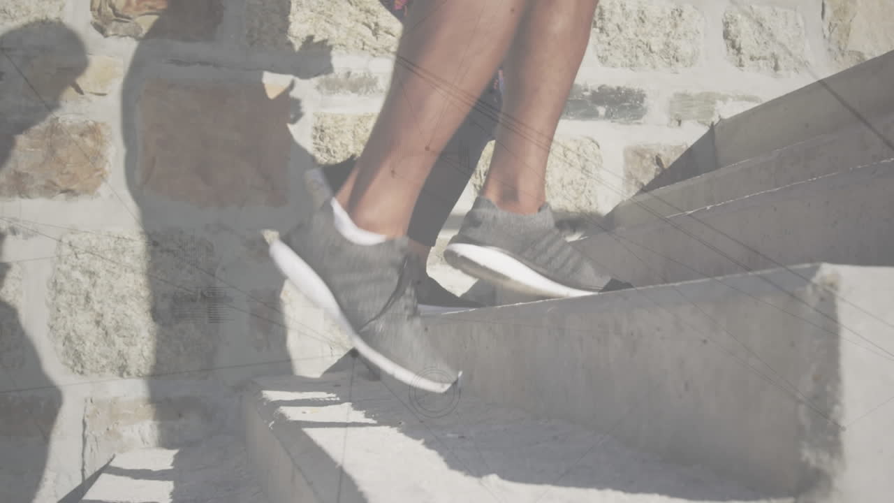 계단을 올라가는 두 인종 커플의 낮은 부분에 대한 연결 네트워크