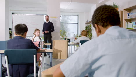 Profesor-De-Inglés-Masculino-Explicando-El-Pasado-Simple-Y-Luego-Llamando-A-Un-Alumno-A-La-Pizarra