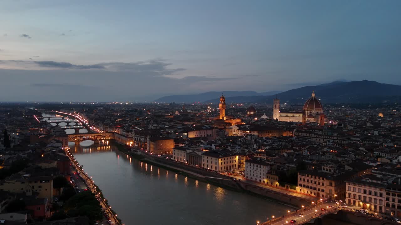 Splendide riprese aeree di Firenze (Italia) al tramonto. [Movimento drone: Beccheggio in avanti]