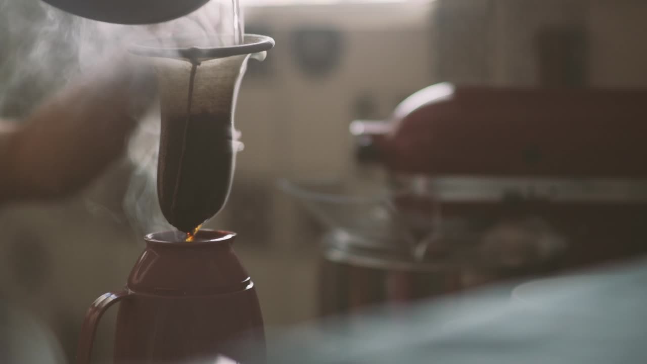 горячий кофе зимним утром