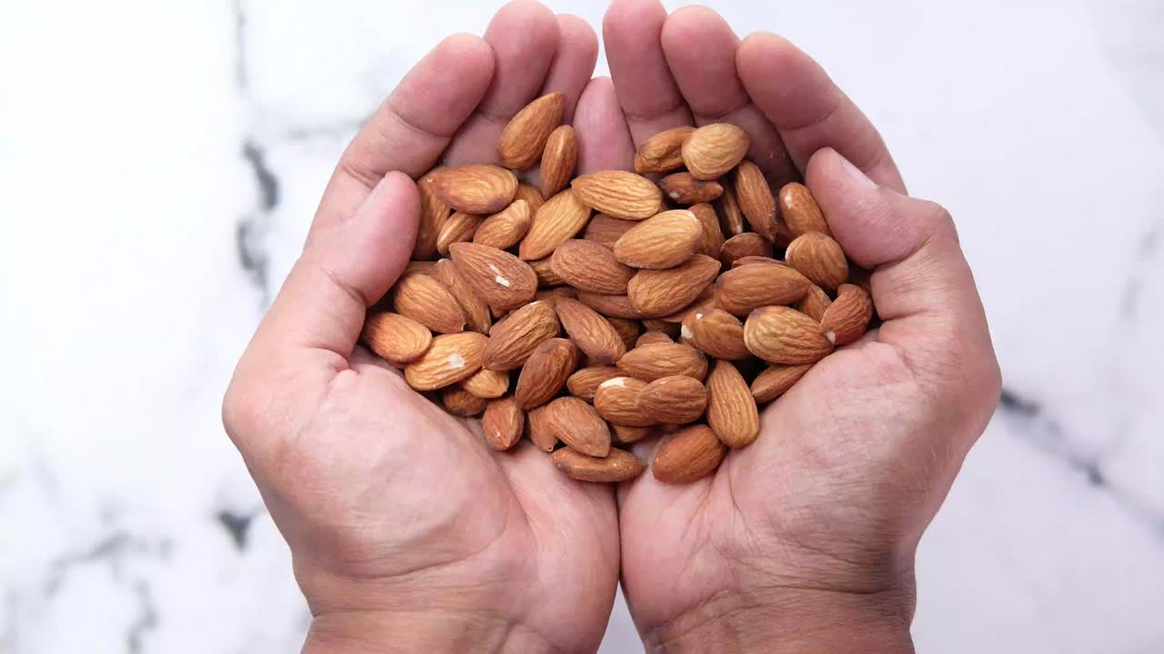 almendras en las manos