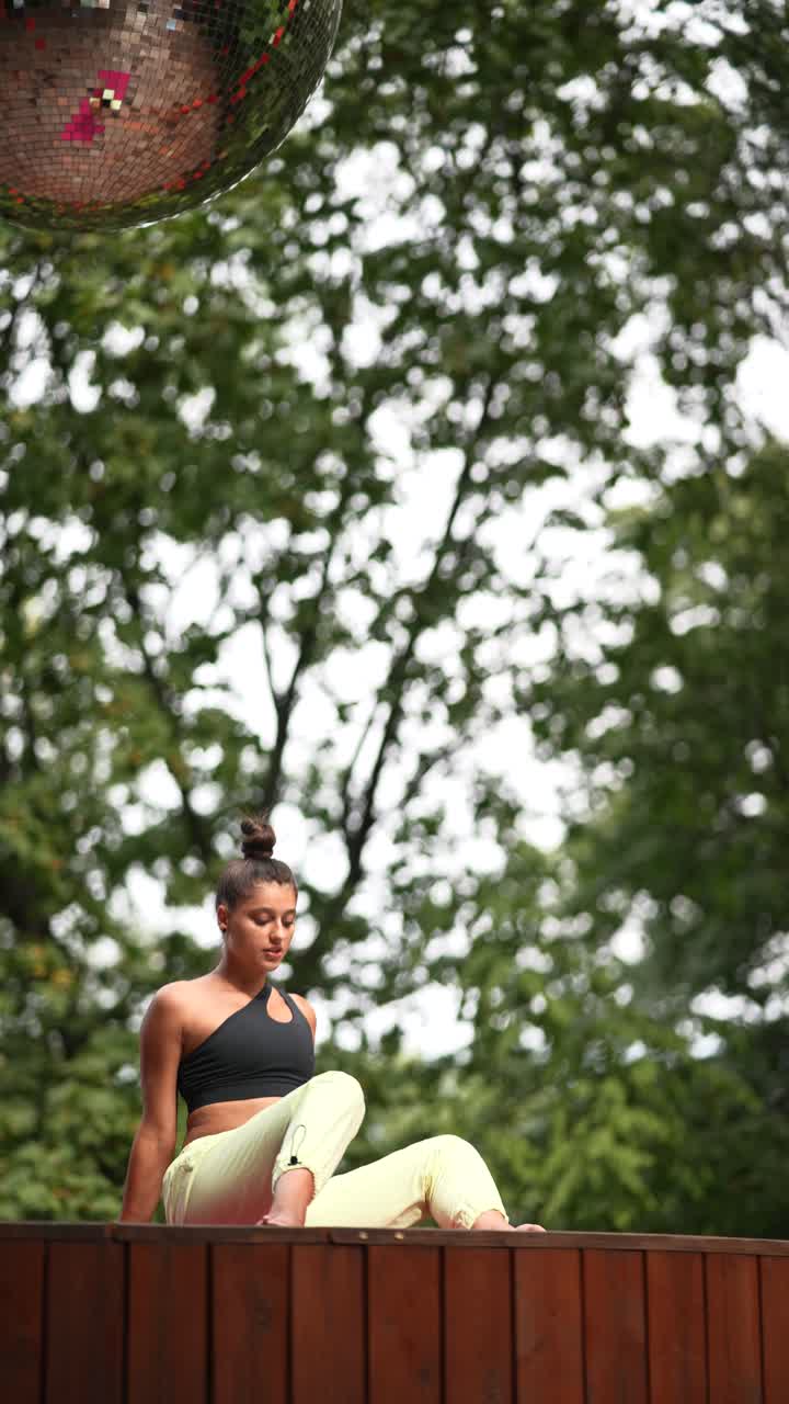 mujer practicando yoga al aire libre