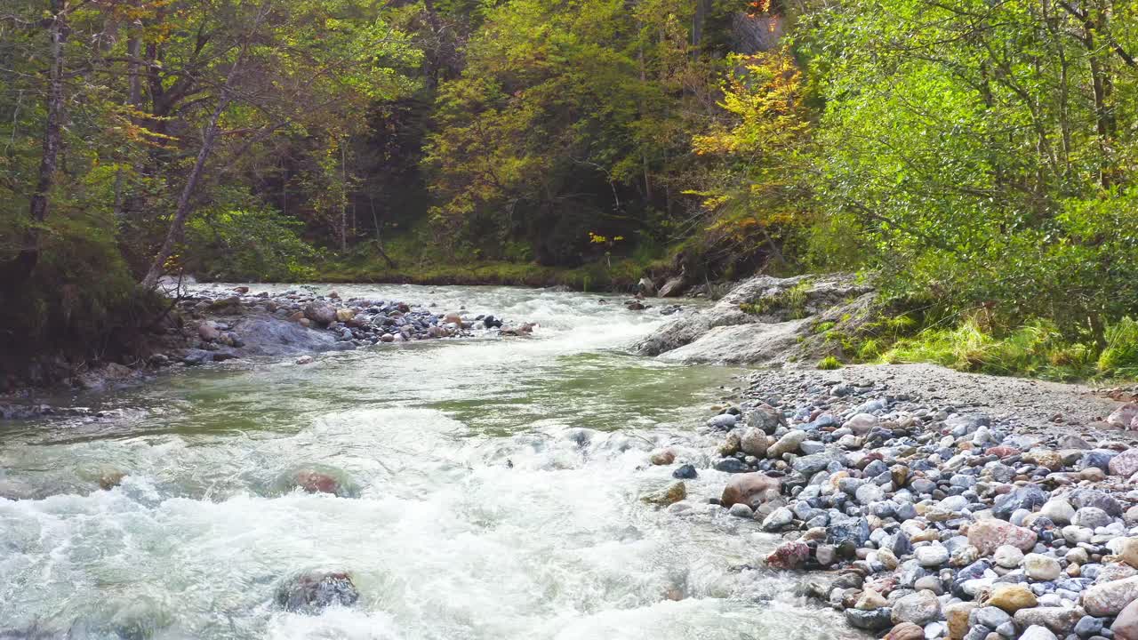 Ruscello con sponde rocciose e acqua che scorre schizzando.