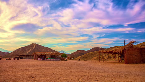 Asentamiento-Beduino-En-El-Desierto-Egipcio---Lapso-De-Tiempo-De-Paisaje-De-Montaña