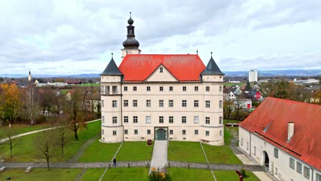 castillo de schloss hartheim en la alta austria - disparo de un avión no tripulado