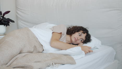 mujer en la cama, rutina matutina