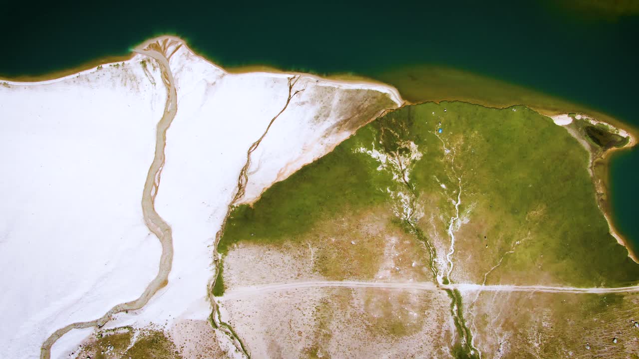 낮에는 자연 호수가 있는 산맥의 경치