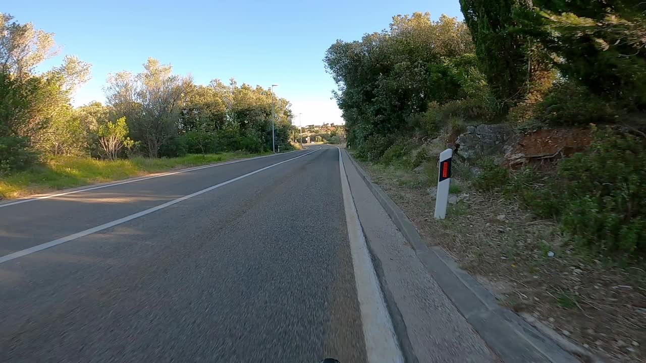 지중해 불모의 풍경에 시골 운전 판