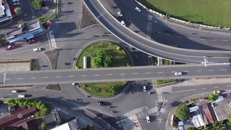 高速道路の交差点を上から見たドローン映像