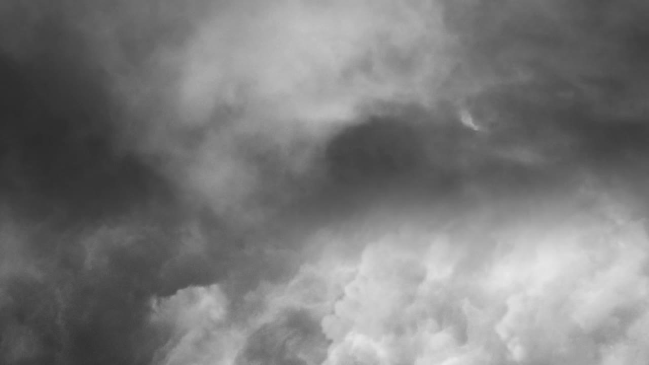 거대한 뇌우와 어두운 구름의 4k 보기