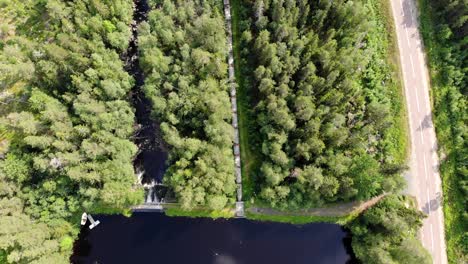 Vista-De-Seguimiento-Aéreo-De-Una-Piscina-Y-Escalera-De-Salmón-Para-Facilitar-Que-Los-Peces-Diádromos-Eludan-Las-Barreras-Artificiales-Y-Naturales-Alrededor-Del-Bosque-De-Coníferas-En-Suecia