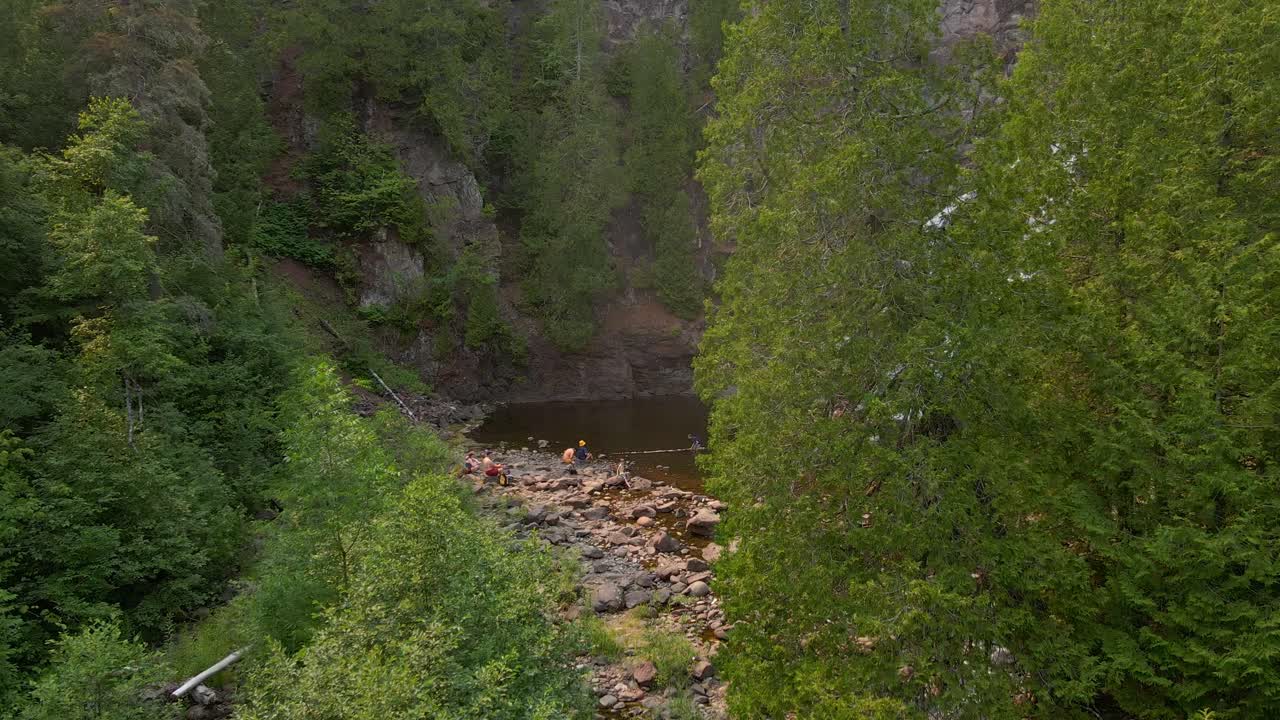 hermosa cascada escondida en el norte de minnesota con gente que la visita, lugares de vacaciones de verano para ir