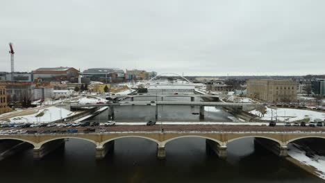 vista aérea del río des moines en invierno