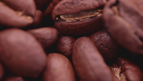 Frische-Braune-Kaffeebohnen,-Die-Sich-In-Der-Kaffeemühle-Bewegen