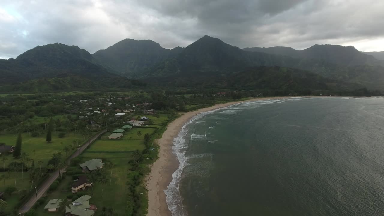 la costa del océano de kauai, hawai, vista aérea de un avión no tripulado
