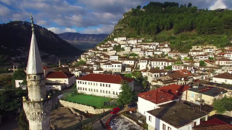 Ottima ripresa aerea di case antiche sul pendio a Berat, Albania 6